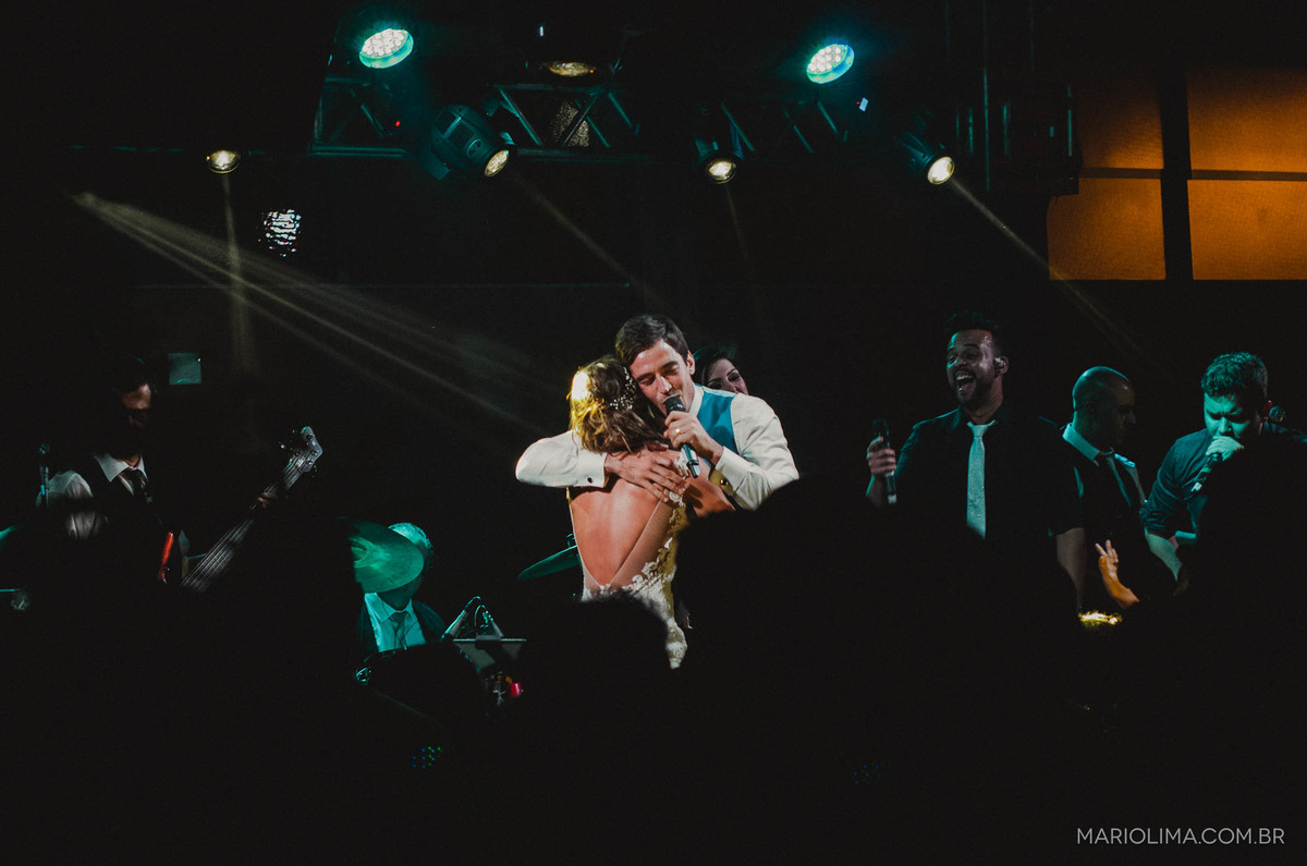 Noivo abraçando a noiva em festa de casamento no Gare da Mata em São Roque - SP