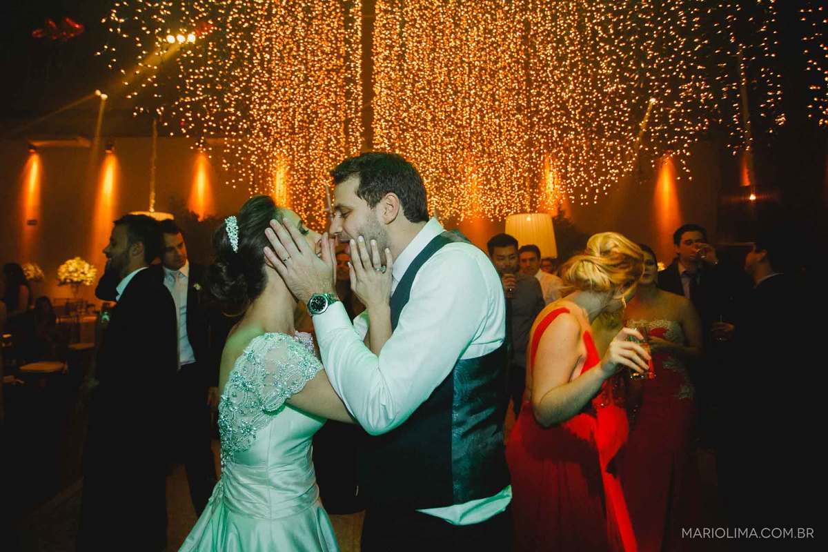 Noivos se beijando em festa de casamento no Espaço Jardim Leopoldina