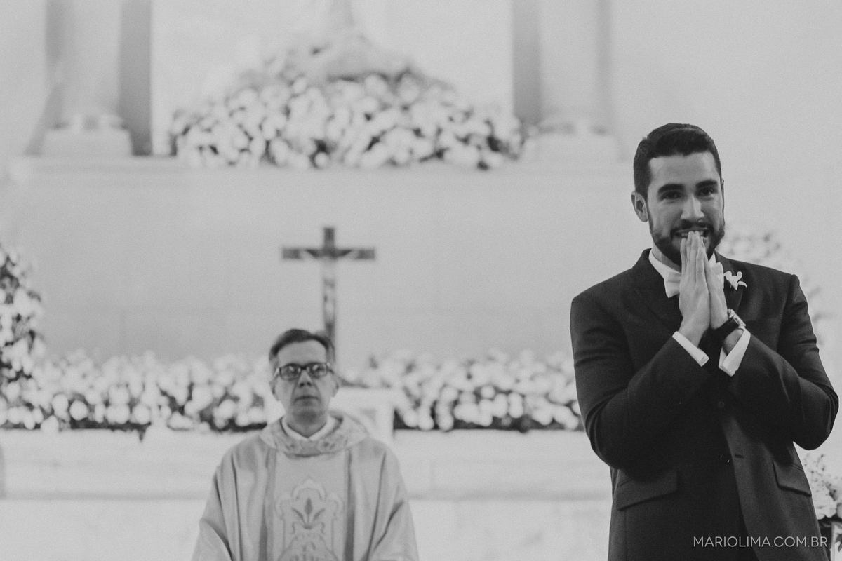 Noivo e Padre aguardando a noiva no altar pare cerimônia de casamento na Capela do Sion
