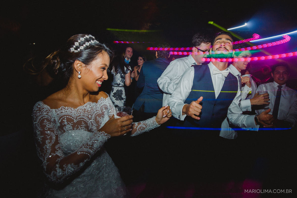 Noiva dançando em festa de casamento na Casa Golf Eventos