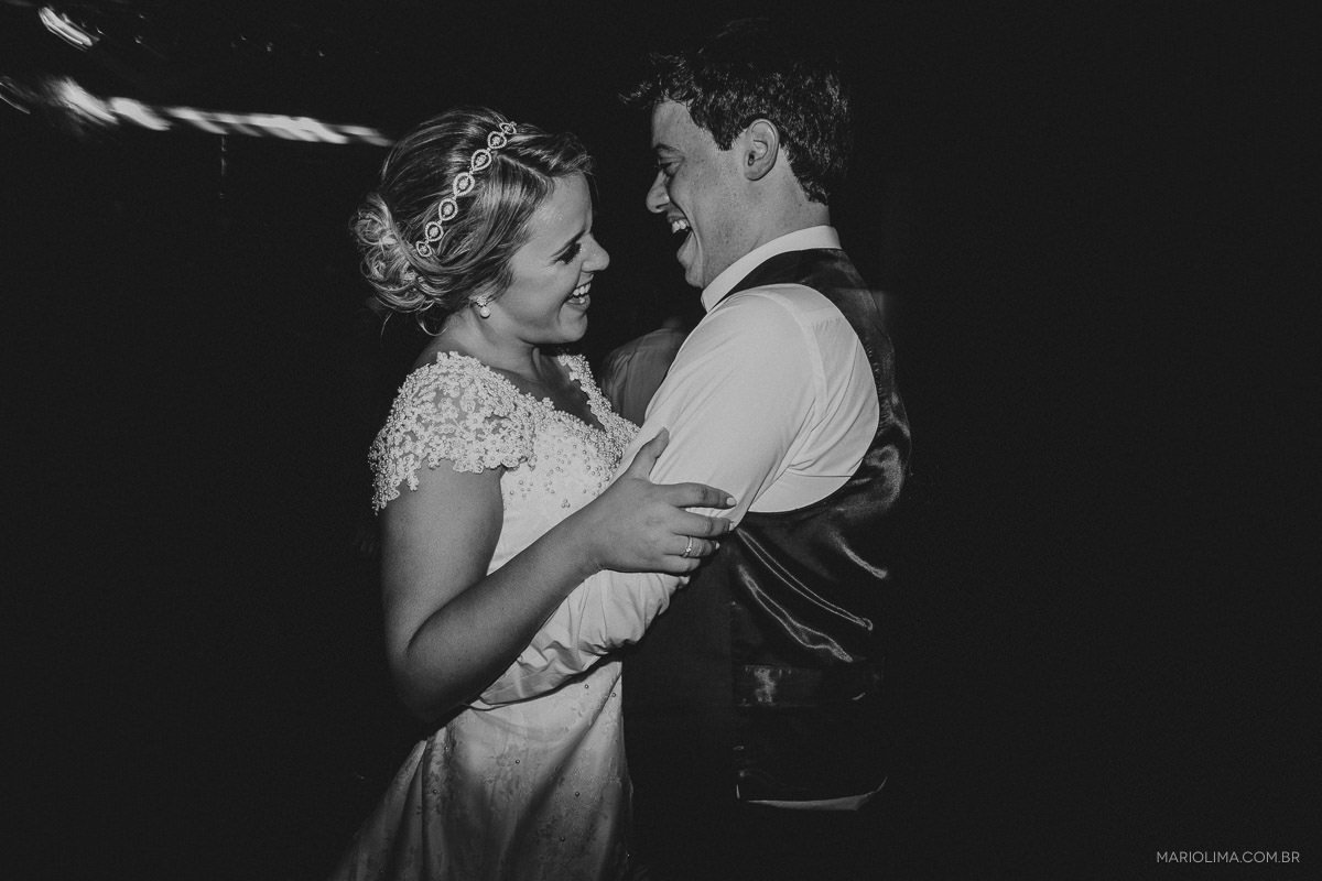 Noivos abraçados em festa de casamento no Espaço Festivo