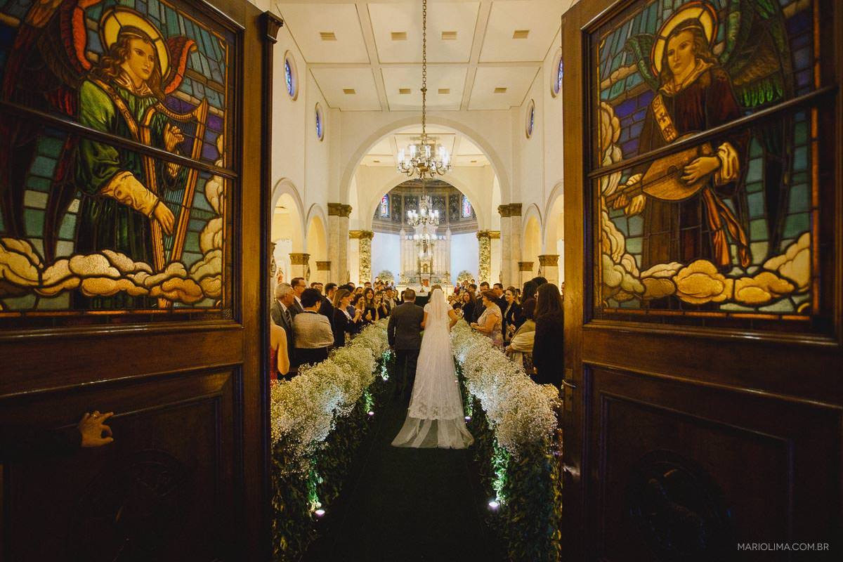 Noiva entrando com o pai em cerimônia de casamento na Igreja São José do Jardim Europa
