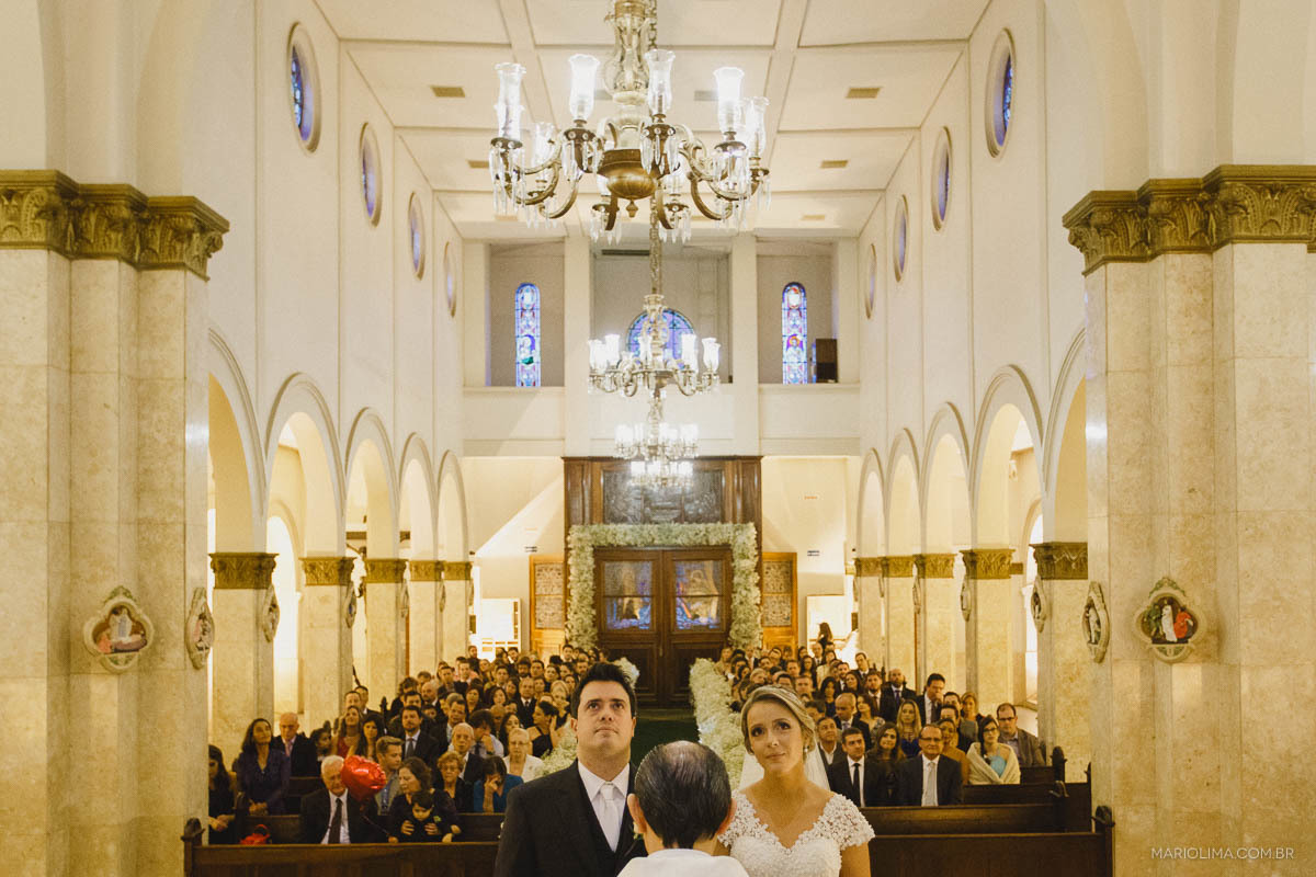 Padre realizando cerimônia de casamento na Igreja São José do Jardim Europa