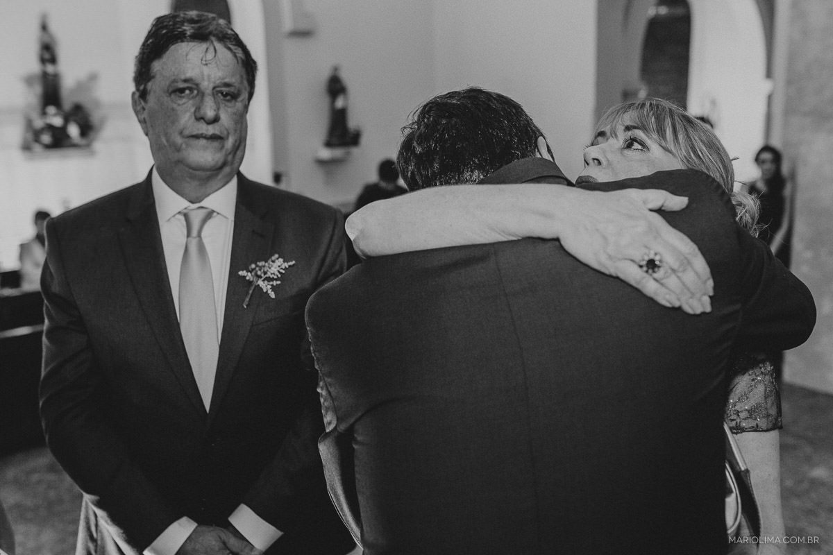 Noivo cumprimentando os pais na Igreja São José do Jardim Europa