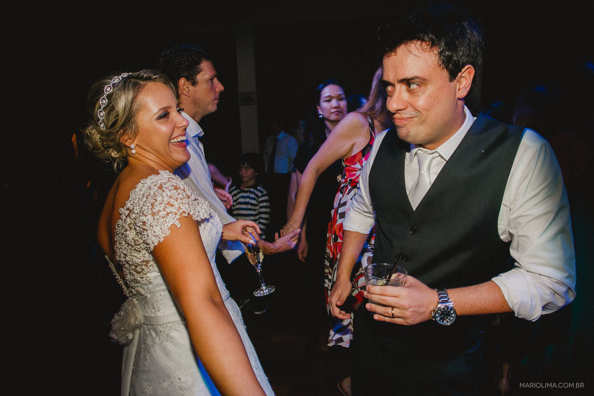 Noivos comemorando em Espaço Festivo