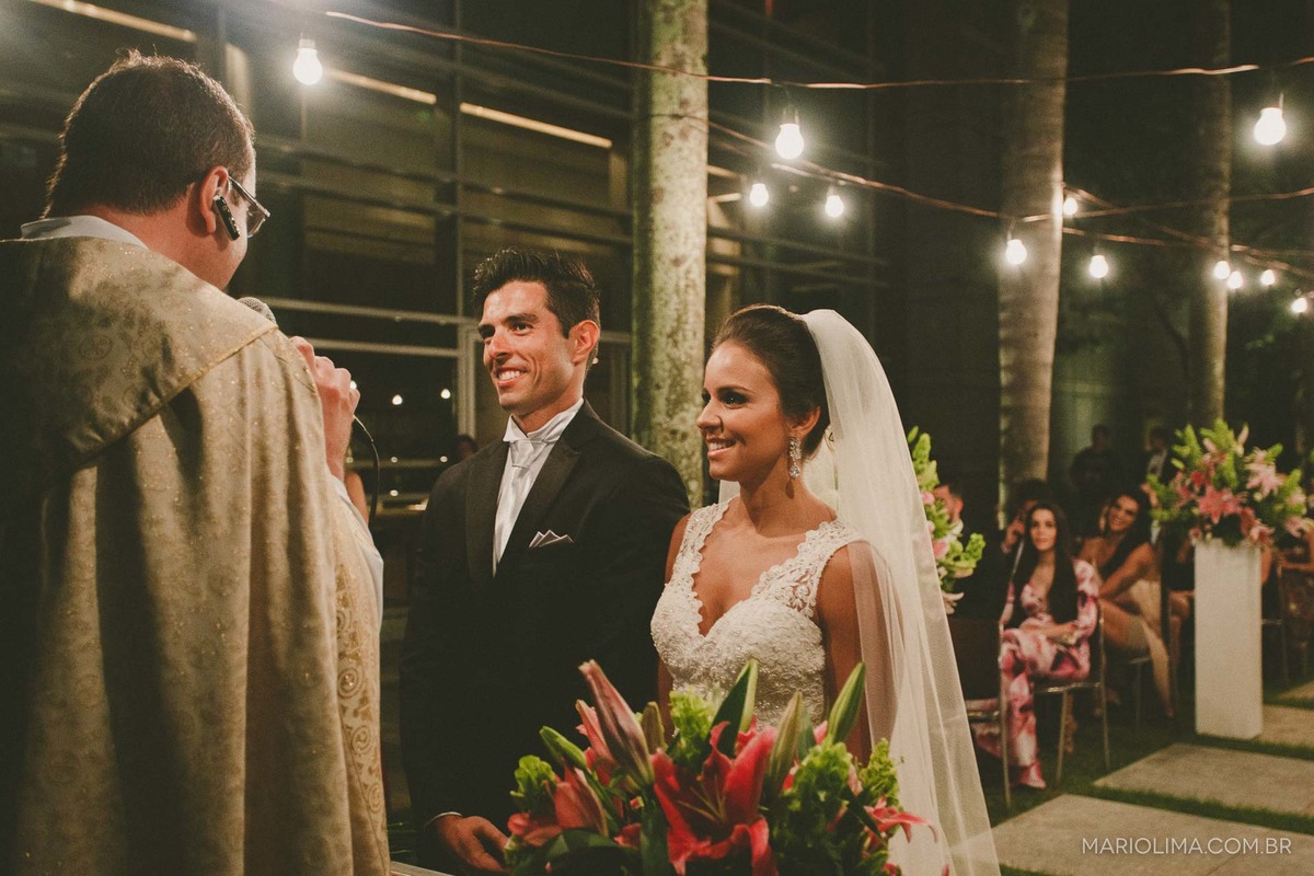 Noivos olhando para o Reverendo Marcos Vinicius em cerimônia de casamento Hotel Gran Hyatt