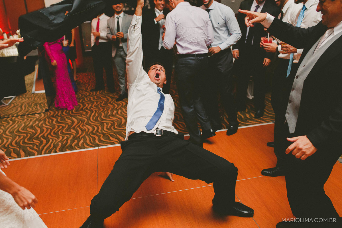 Noivo dançando em festa de casamento no Hotel Gran Hyatt