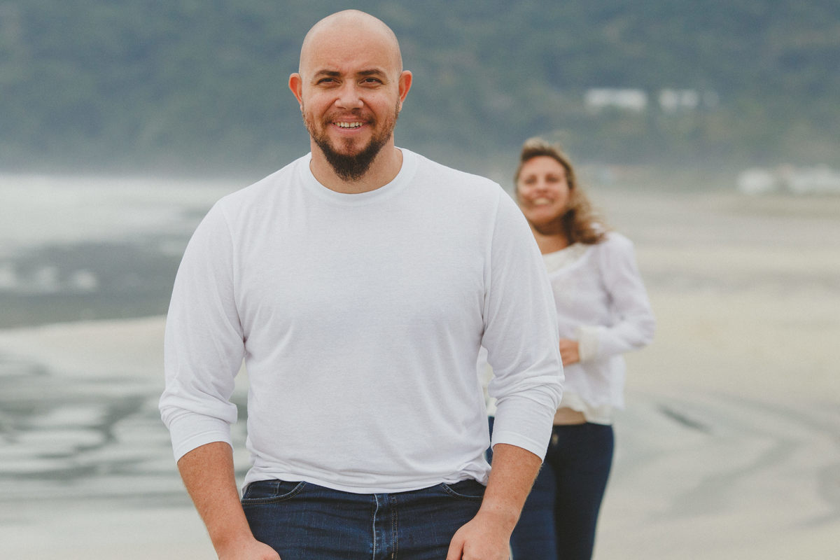 Retrato de casal na praia