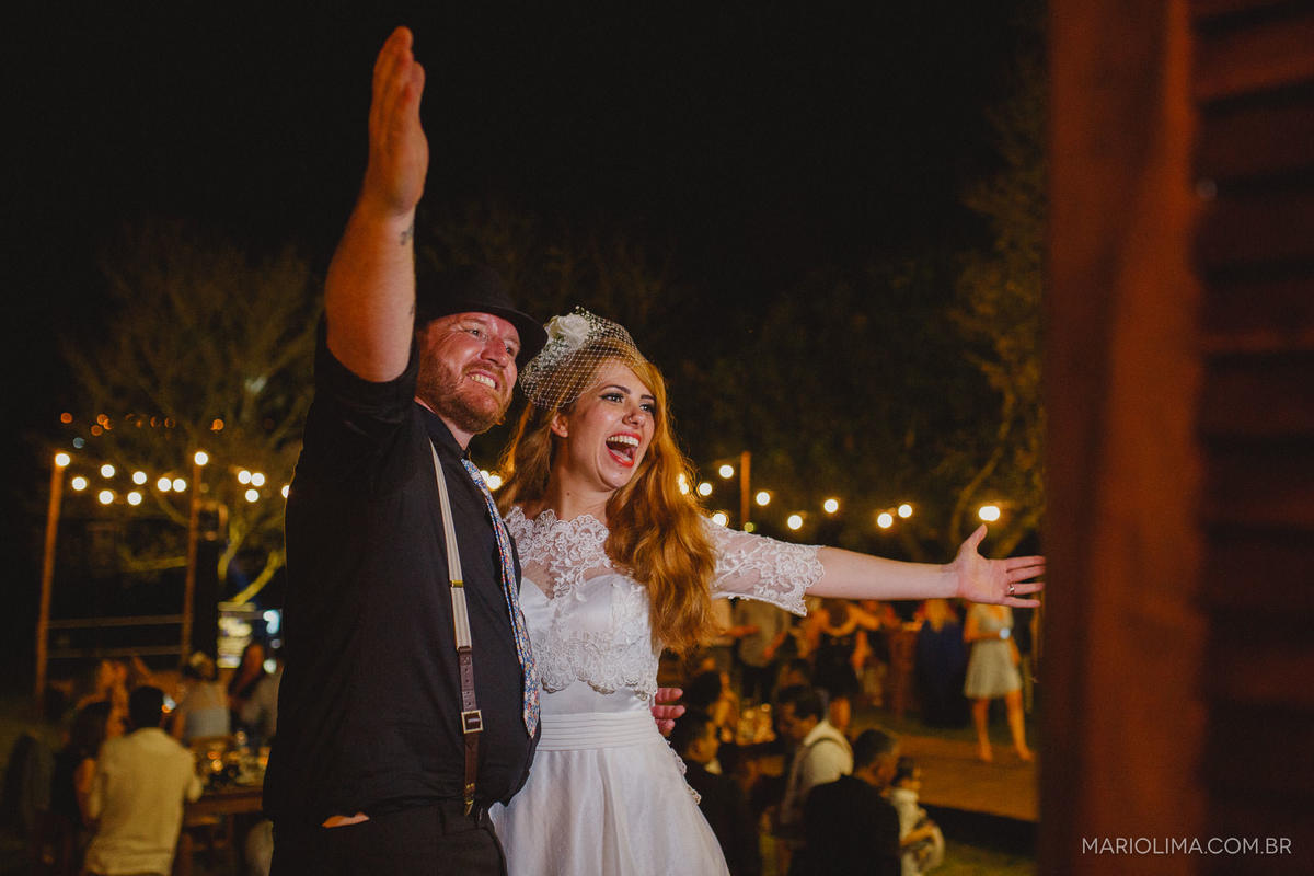 Fotografia de noivos comemorando em festa de casamento na Quinta dos Ipês