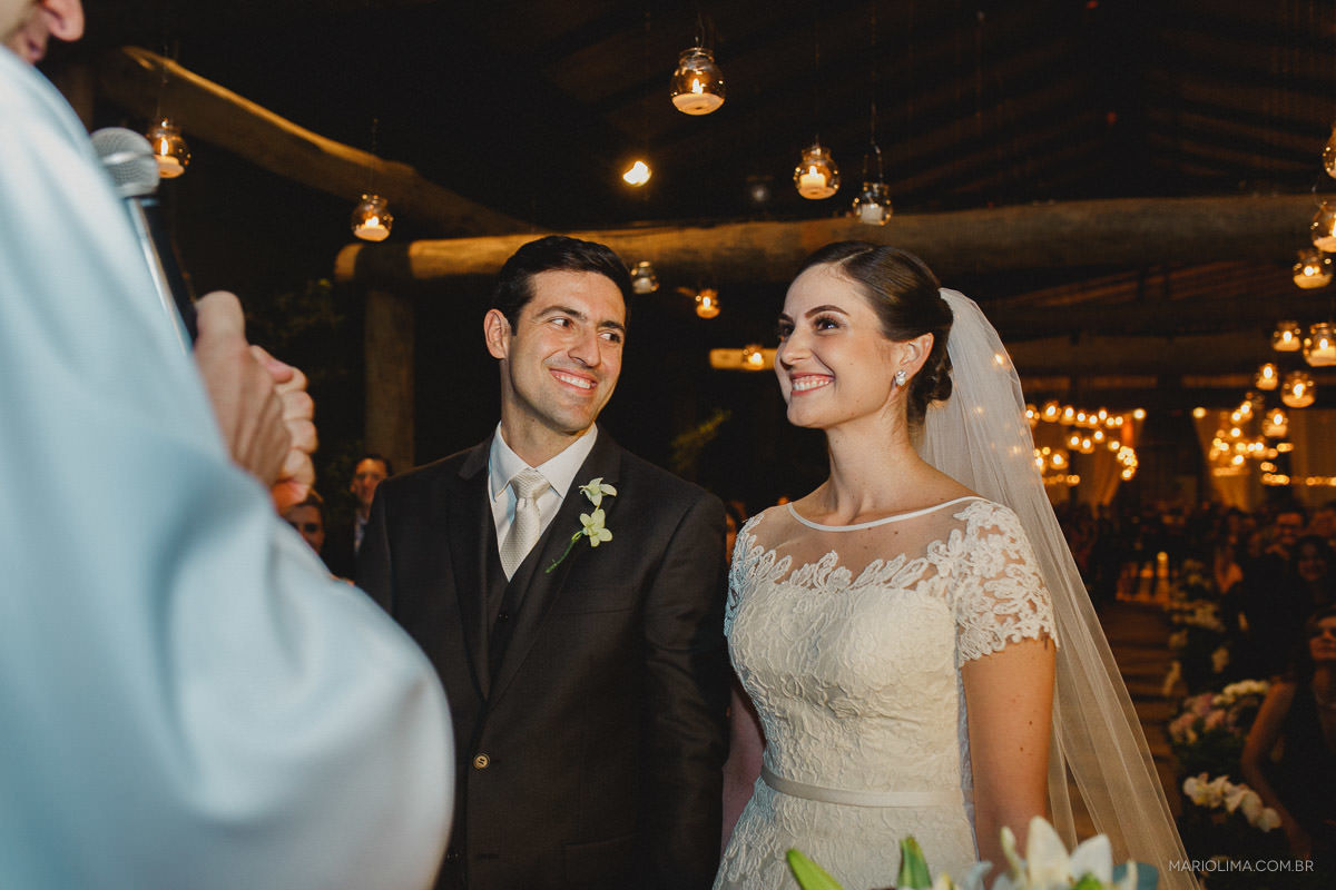 Noivo olhando para a noiva em cerimônia de casamento no Espaço Gardens