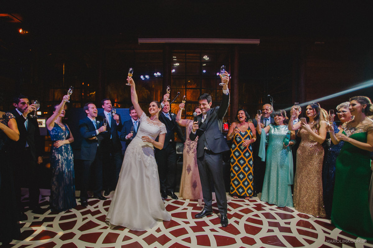 Brinde dos noivos em festa de casamento no Espaço Gardens