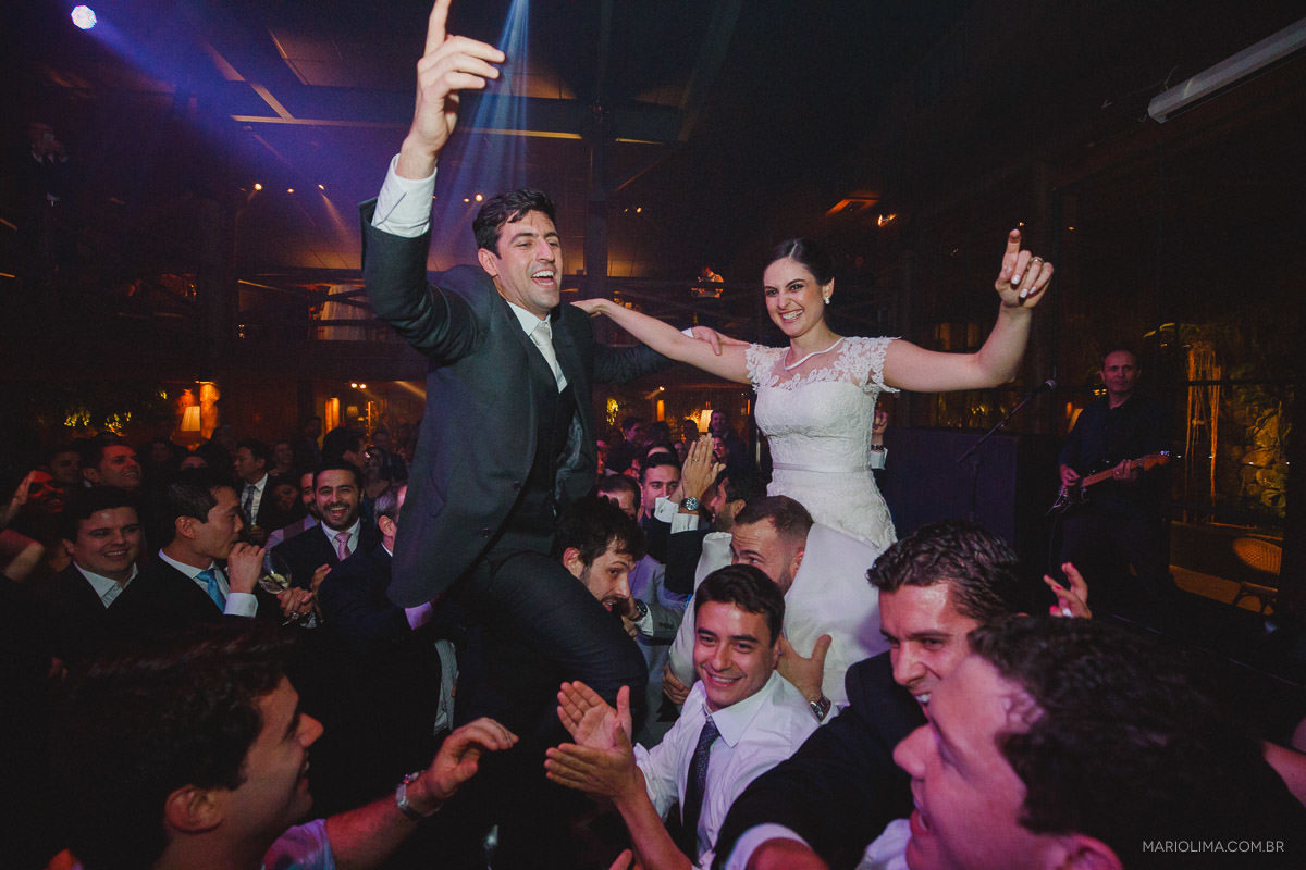 Noivos no colo dos convidados em festa de casamento no Espaço Gardens