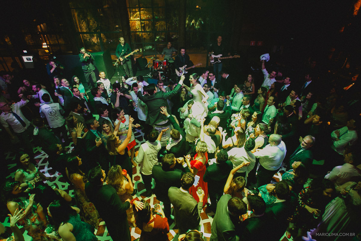 Familiares dançando em festa de casamento no Espaço Gardens