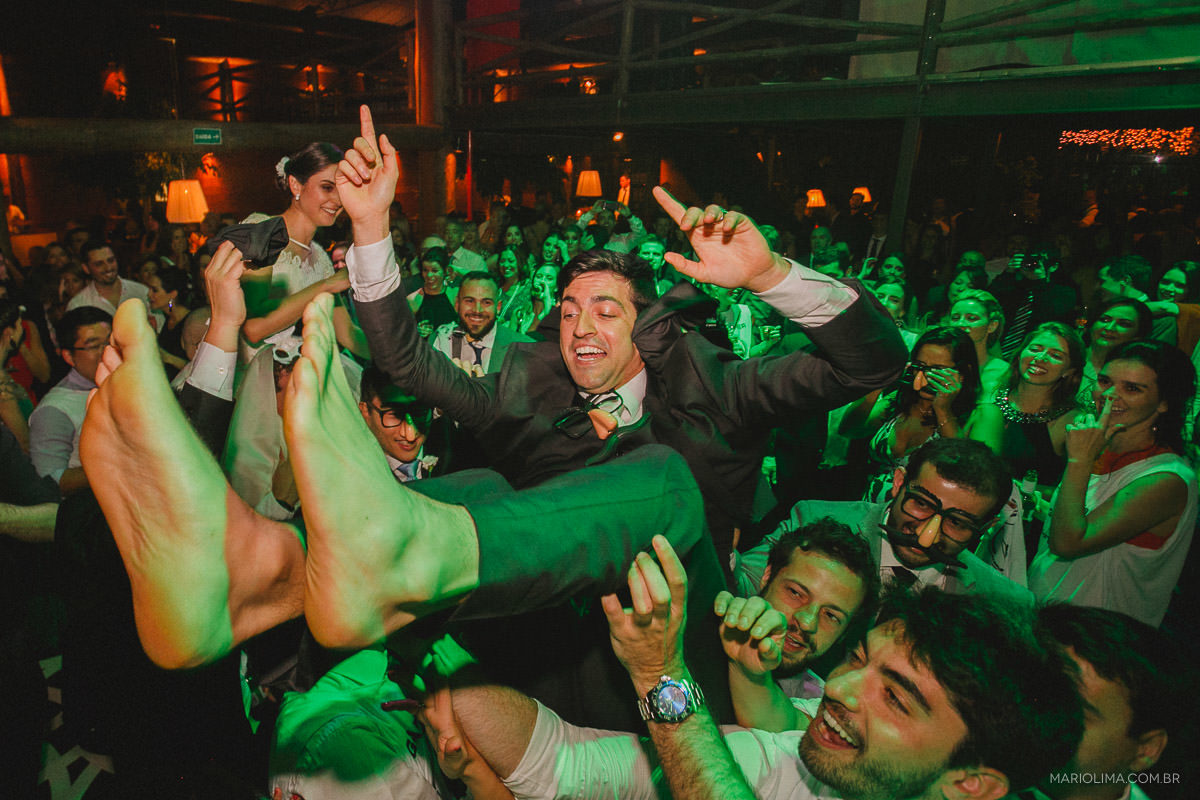 Pés do noivo em festa de casamento no Espaço Gardens