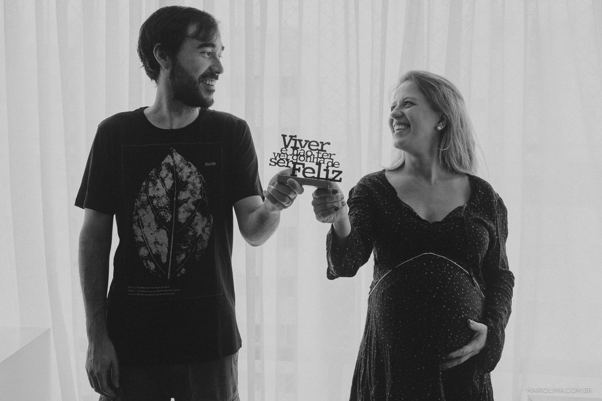 Pais sorrindo segurando mensagem