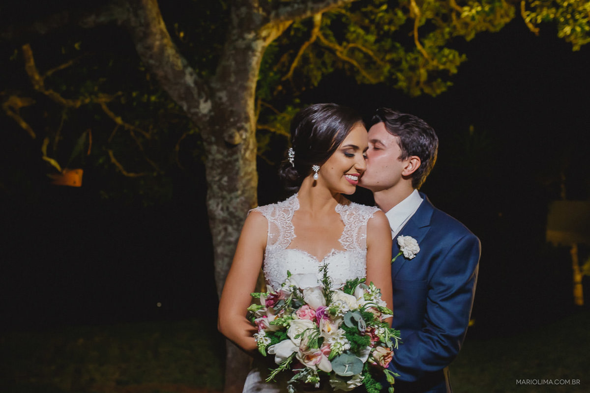 Retrato de noivo beijando a noiva