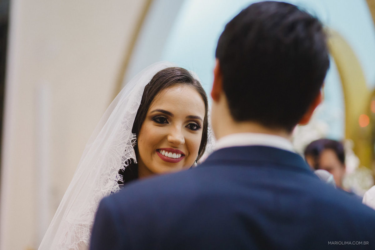 Noiva emocionada vendo o noivo trocar votos em cerimônia de casamento na Igreja Matriz Nossa Senhora de Fátima