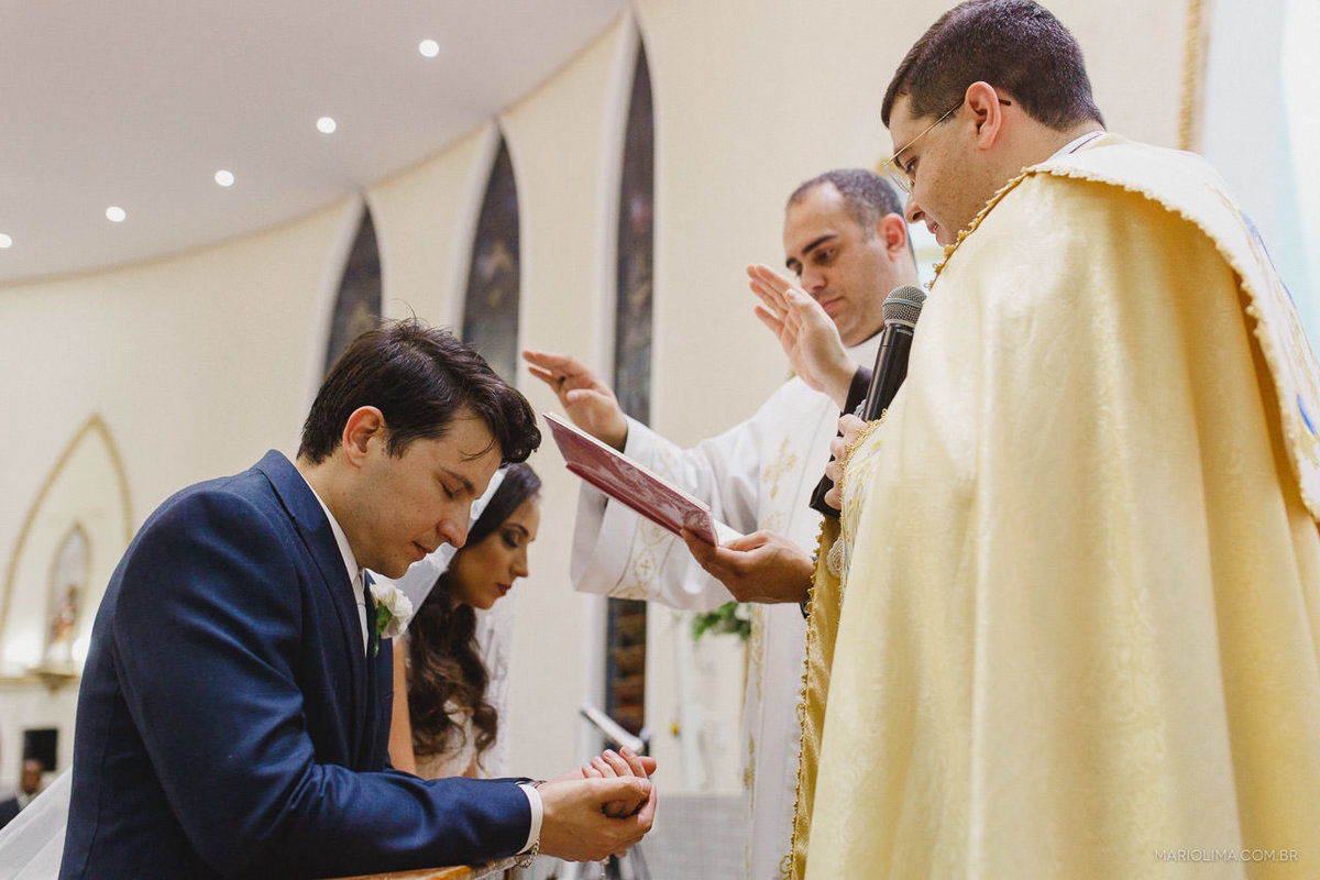 Padre abençoando os noivos em cerimônia de casamento na Igreja Matriz Nossa Senhora de Fátima
