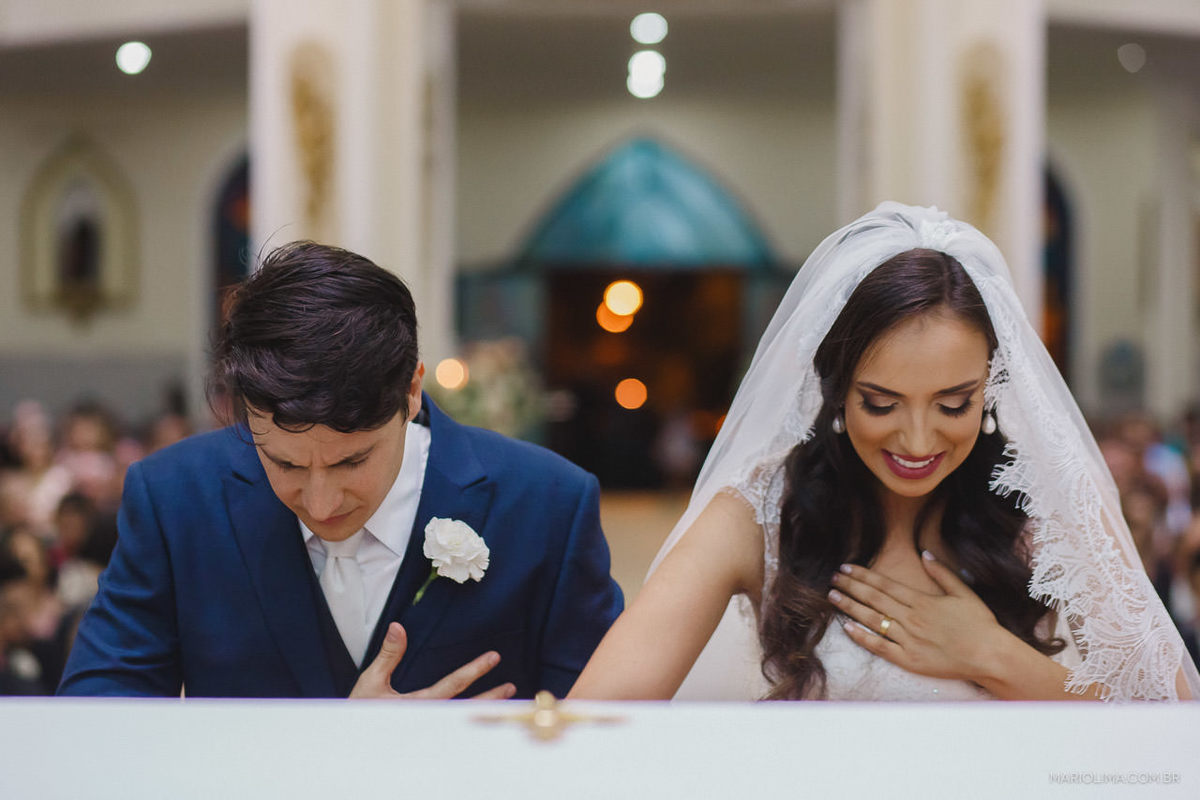 Noivos em cerimônia de casamento na Igreja Matriz Nossa Senhora de Fátima