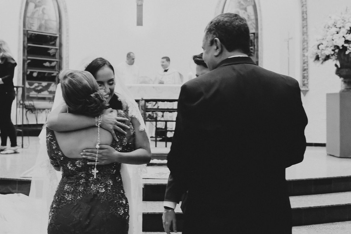 Noiva cumprimentando os pais em cerimônia de casamento na Igreja Matriz Nossa Senhora de Fátima