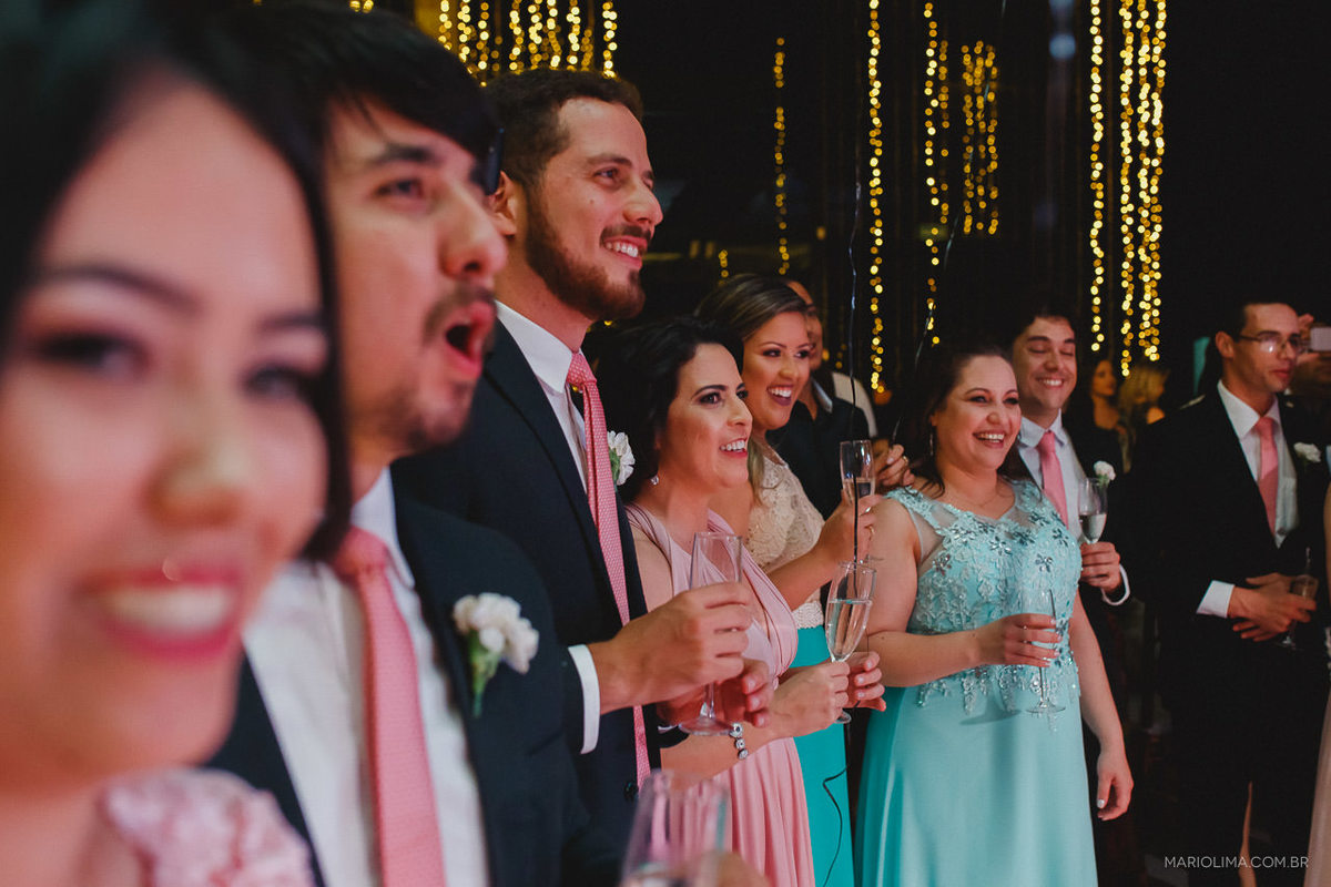 Madrinhas e Padrinhos olhando a dança dos noivos