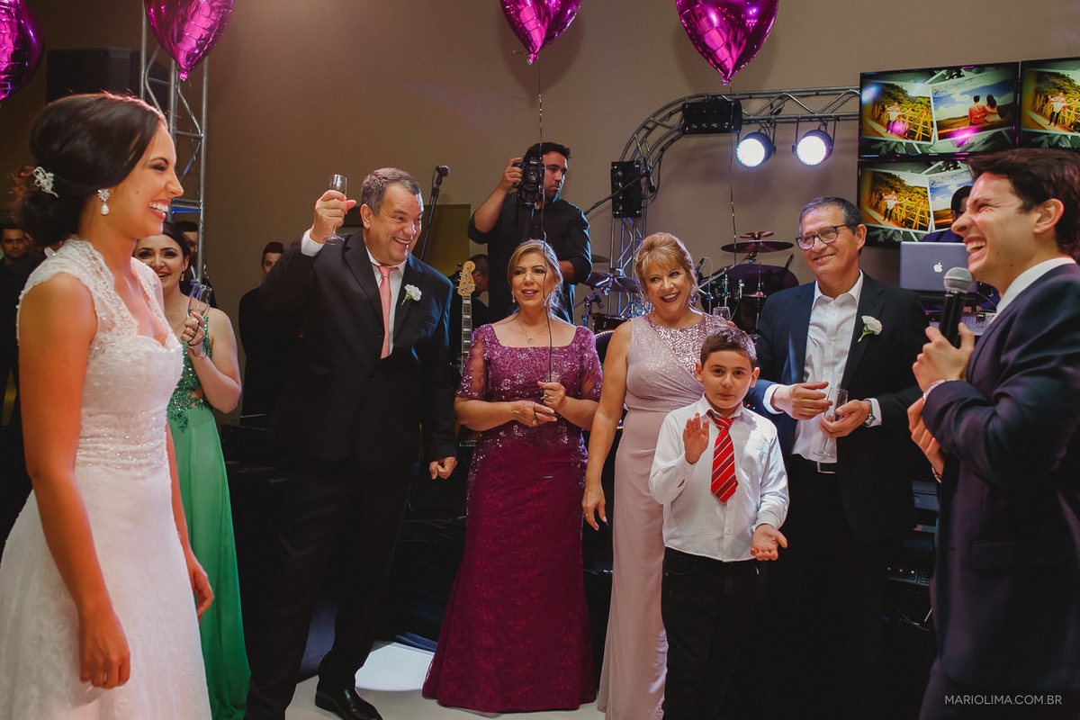 Pais olhando os noivos em Buffet Vienna