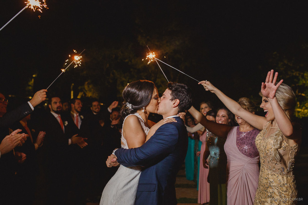 Beijo dos noivos no Buffet Vienna