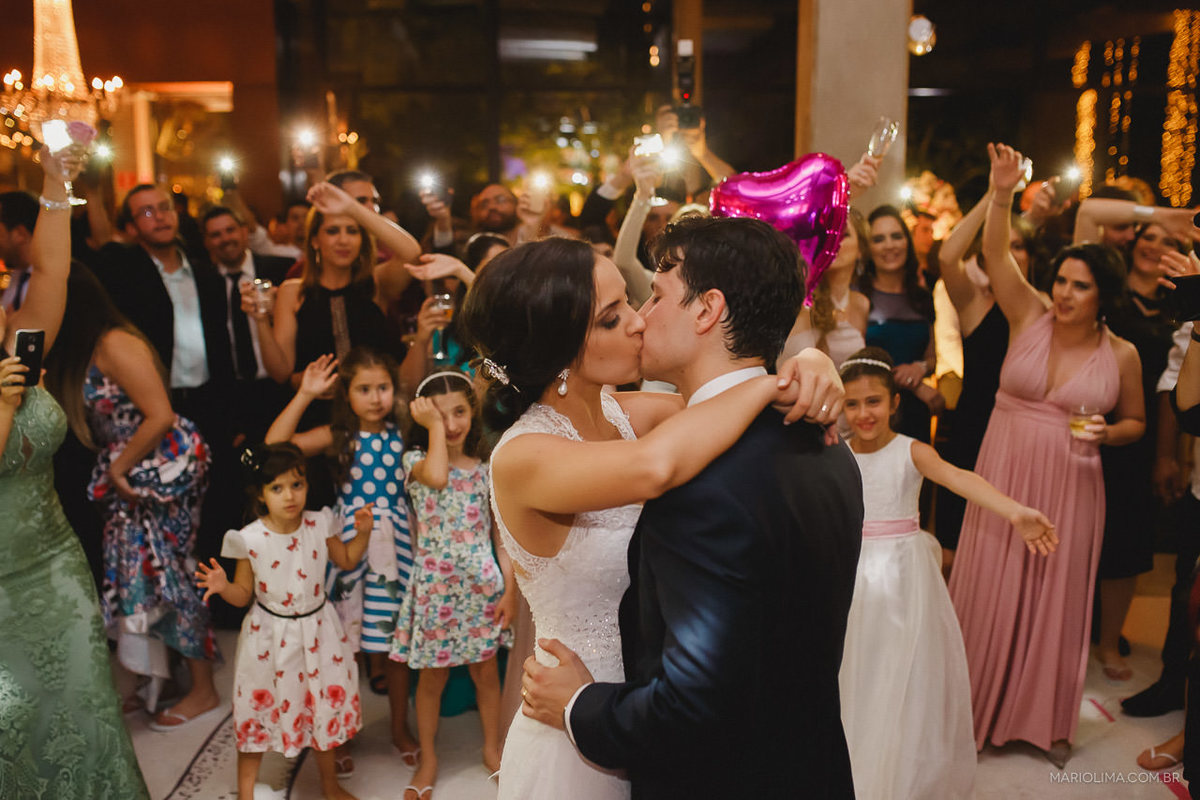 Beijo dos noivos em festa de casamento no Buffet Vienna