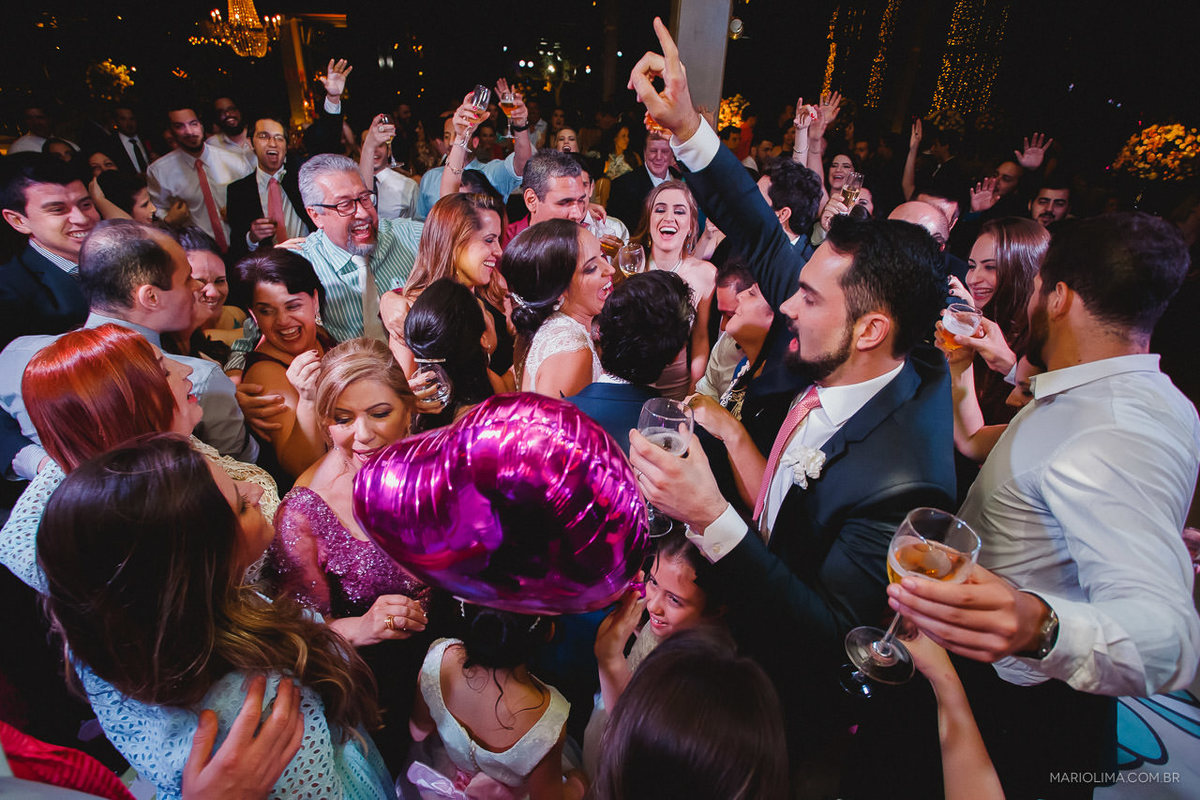 Noivos, familiares e convidados em festa de casamento no Buffet Vienna