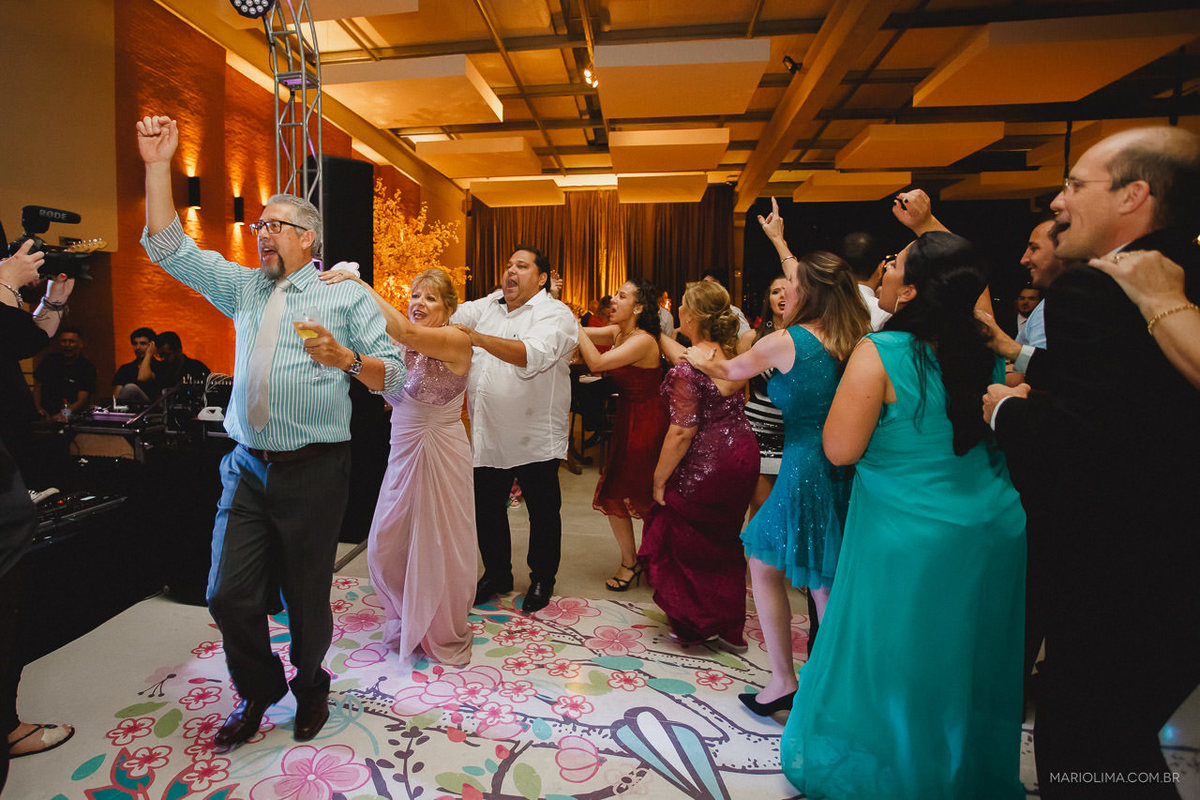 Pais e padrinhos dançando em festa de casamento no Buffet Vienna