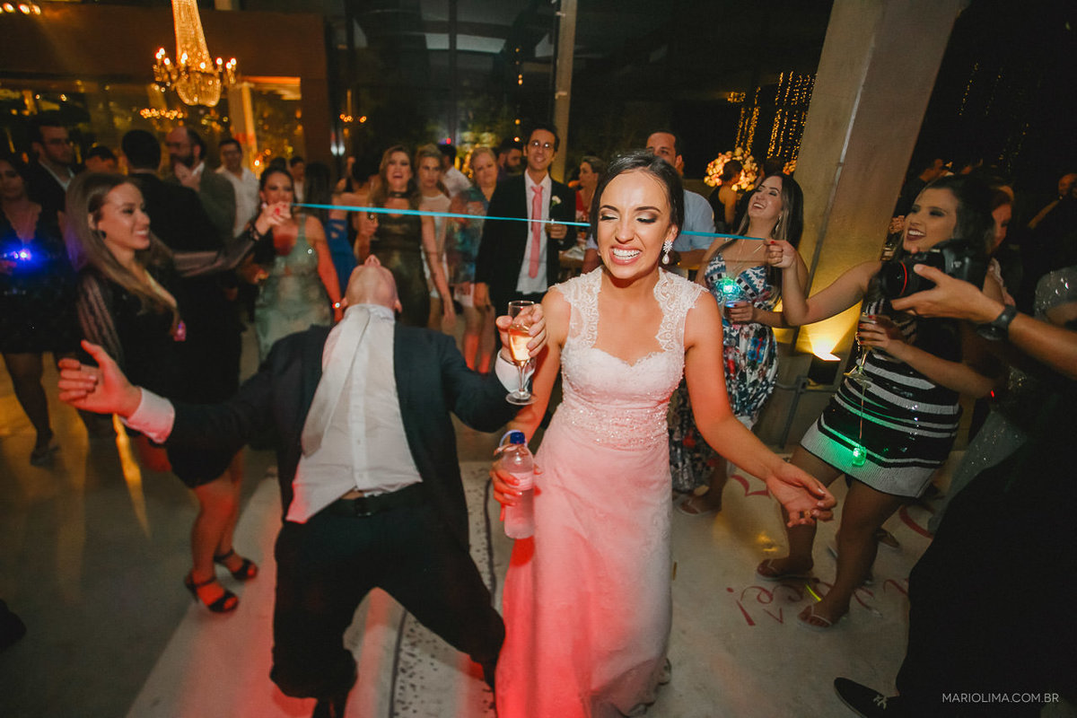 Noivos dançando com os convidados em festa de casamento no Buffet Vienna