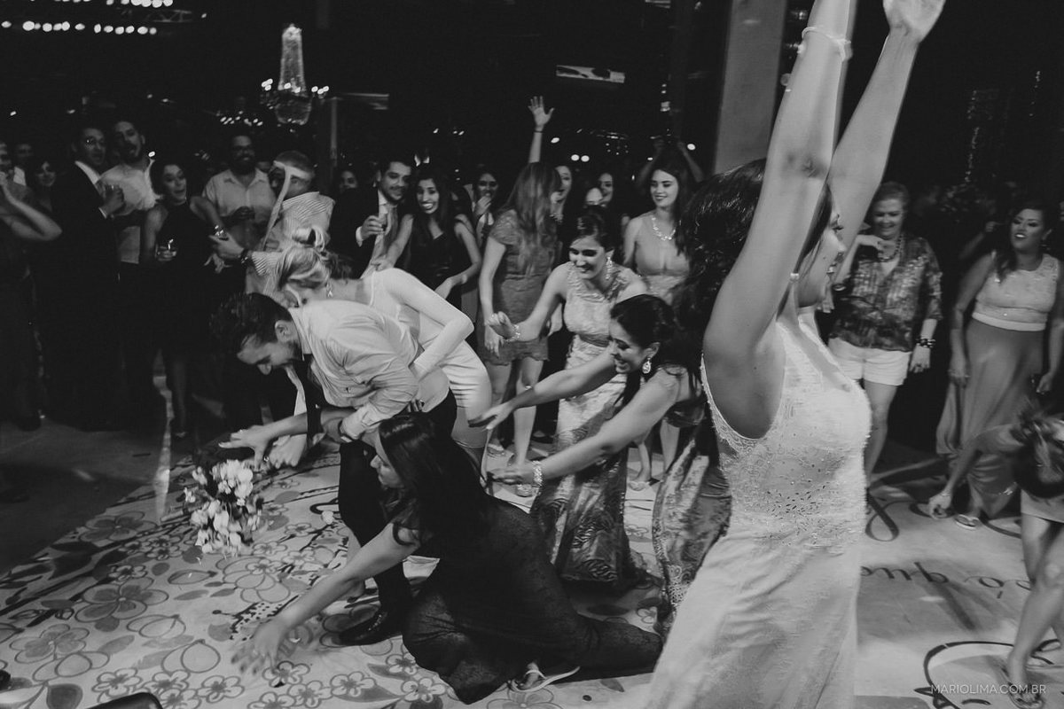 Madrinhas tentando pegar o bouquet em festa de casamento no Buffet Vienna