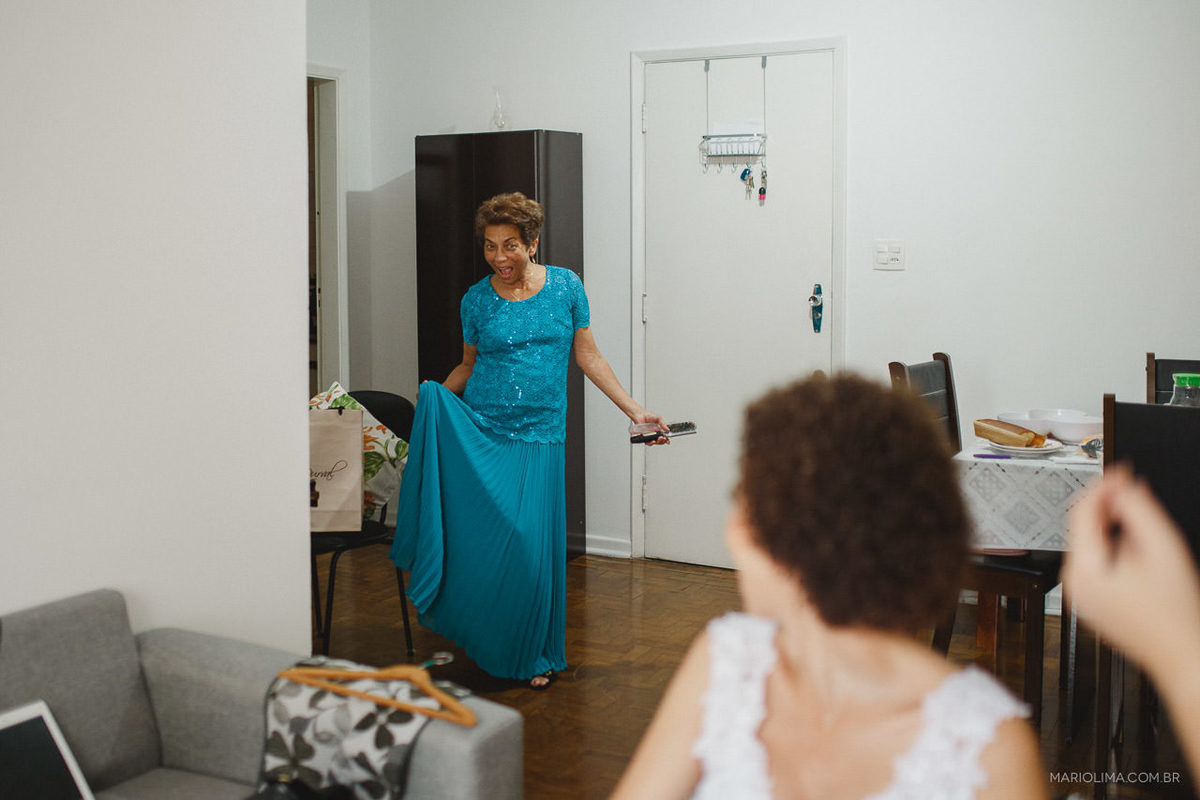 Fotografia de noiva olhando a mãe entrar no salão