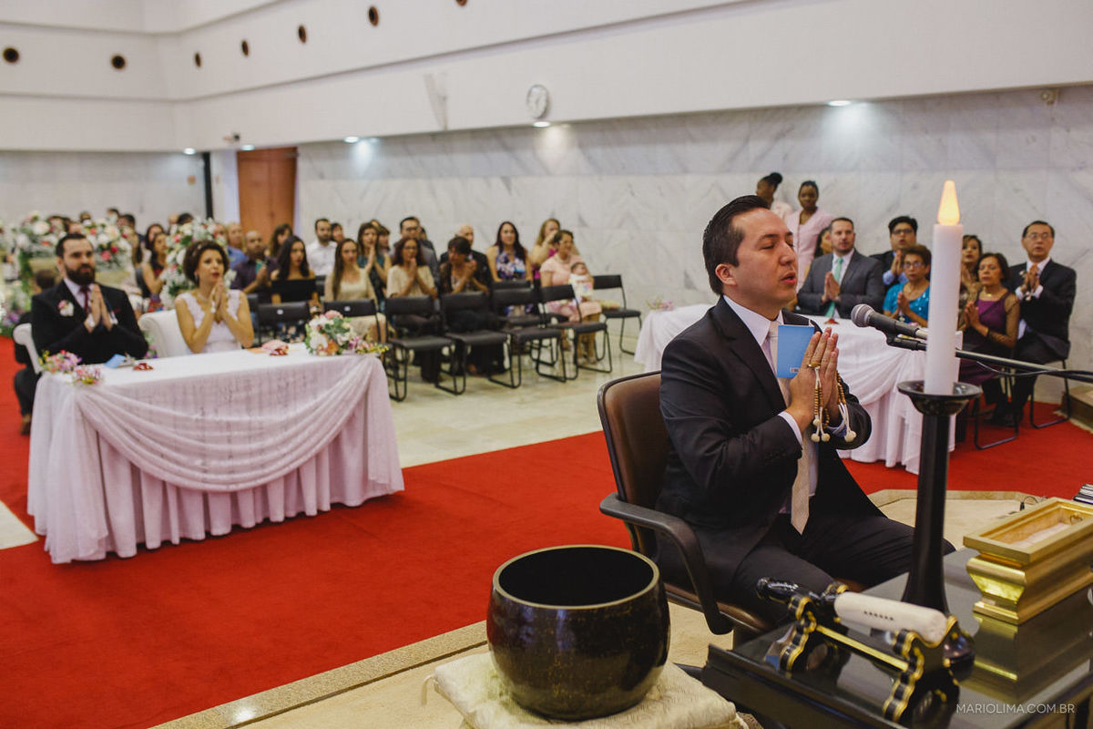 Noivos e convidados em cerimônia de casamento budista na Sede Social Josho