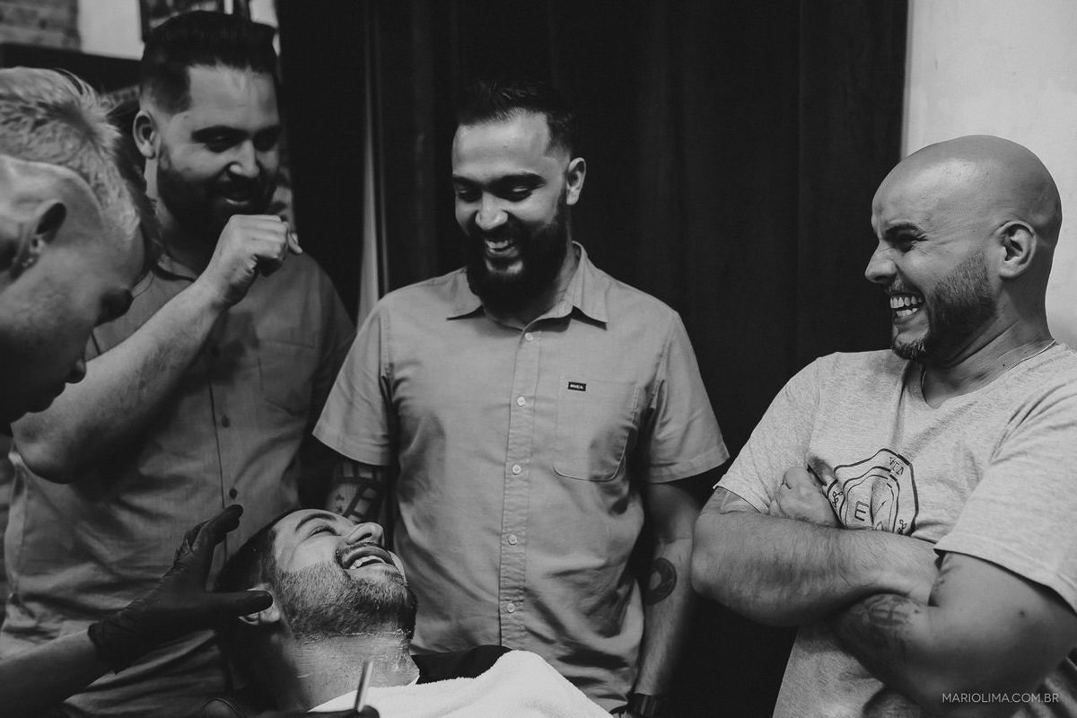 Making of do noivo sorrindo com os amigos