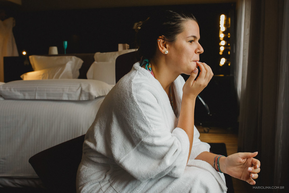 Making of de noiva sentada olhando na janela