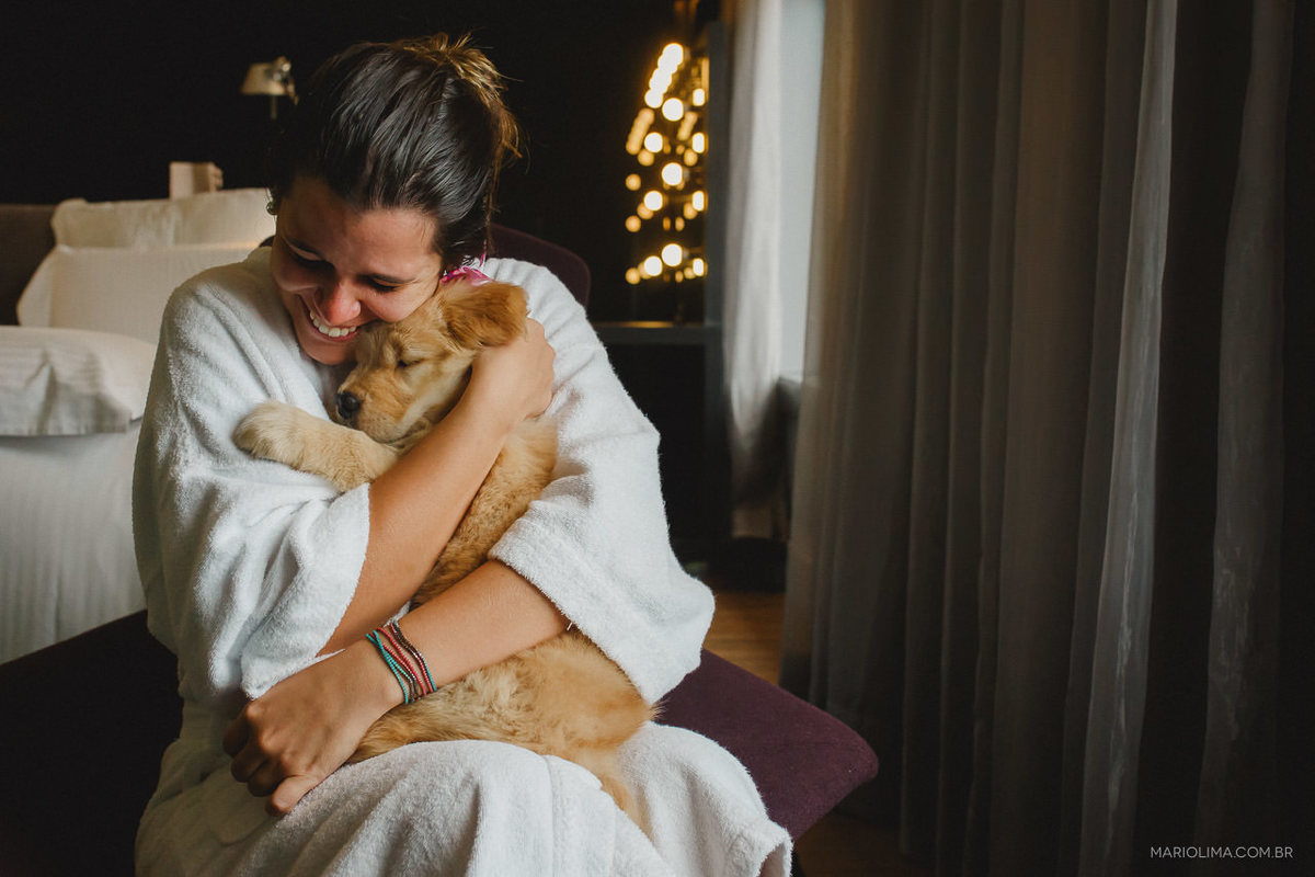 Fotografia de noiva abraçando cachorro