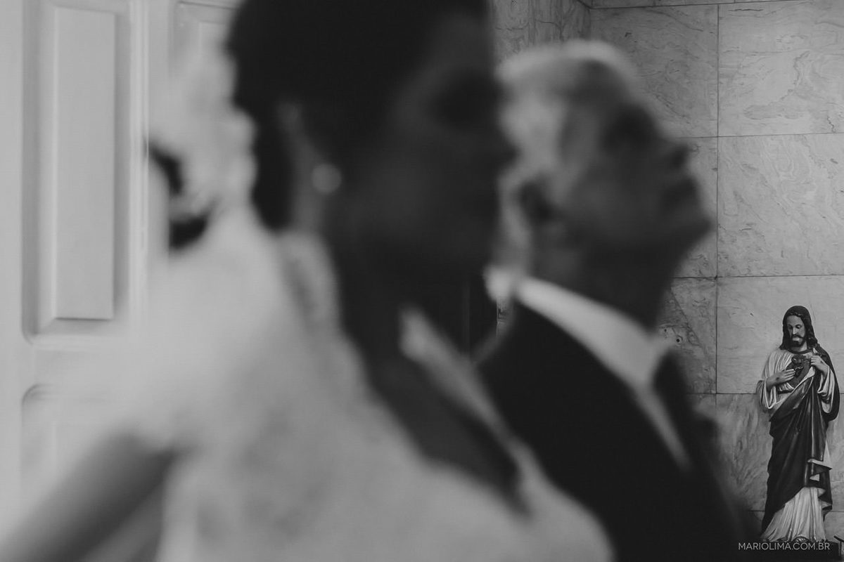 Retrato de pai e noiva entrando em cerimônia de casamento na Paróquia Santo Ivo