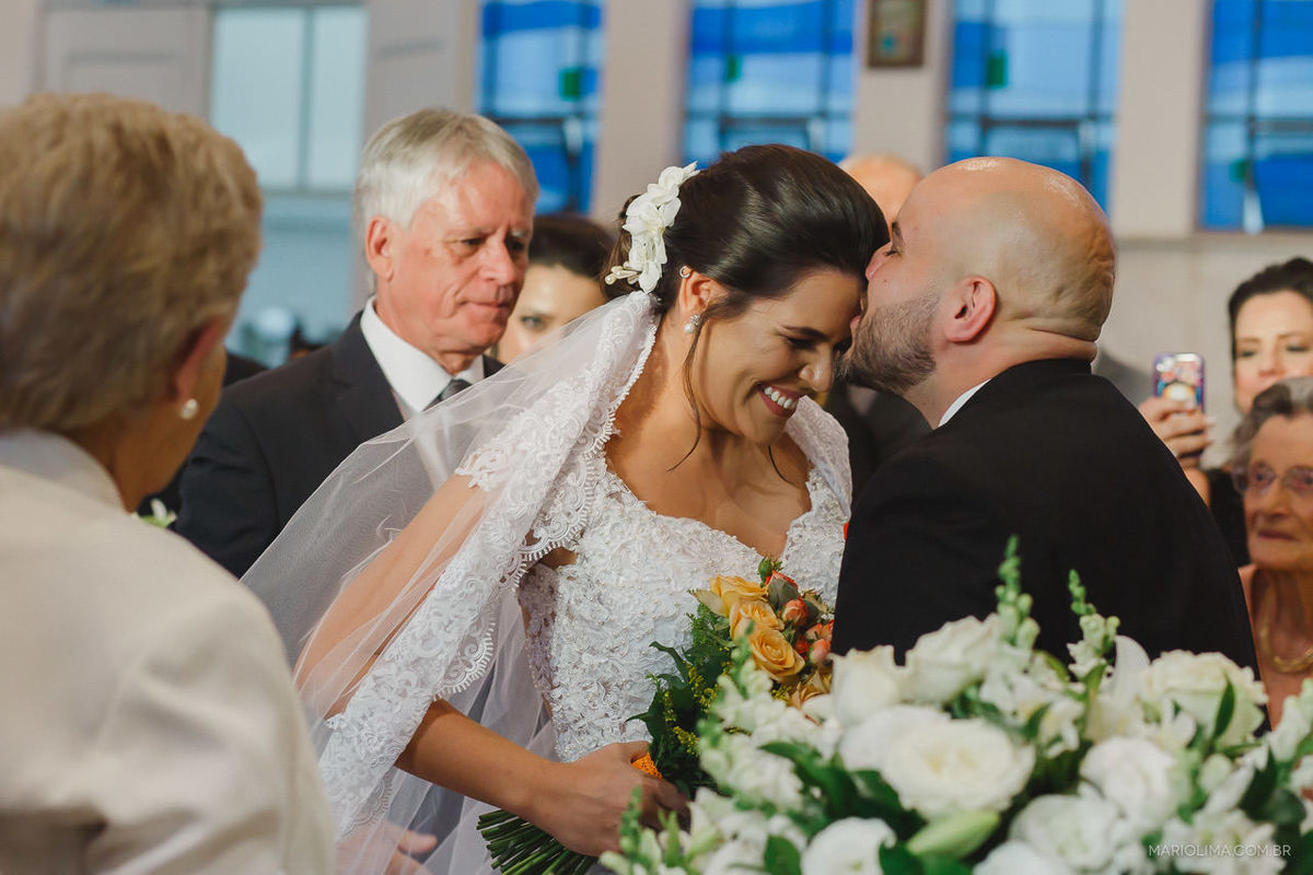 Fotografia de noivo beijando a testa da noiva em Paróquia Santo Ivo