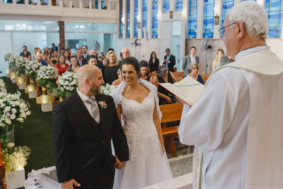 Padre celebrando casamento na Paróquia Santo Ivo