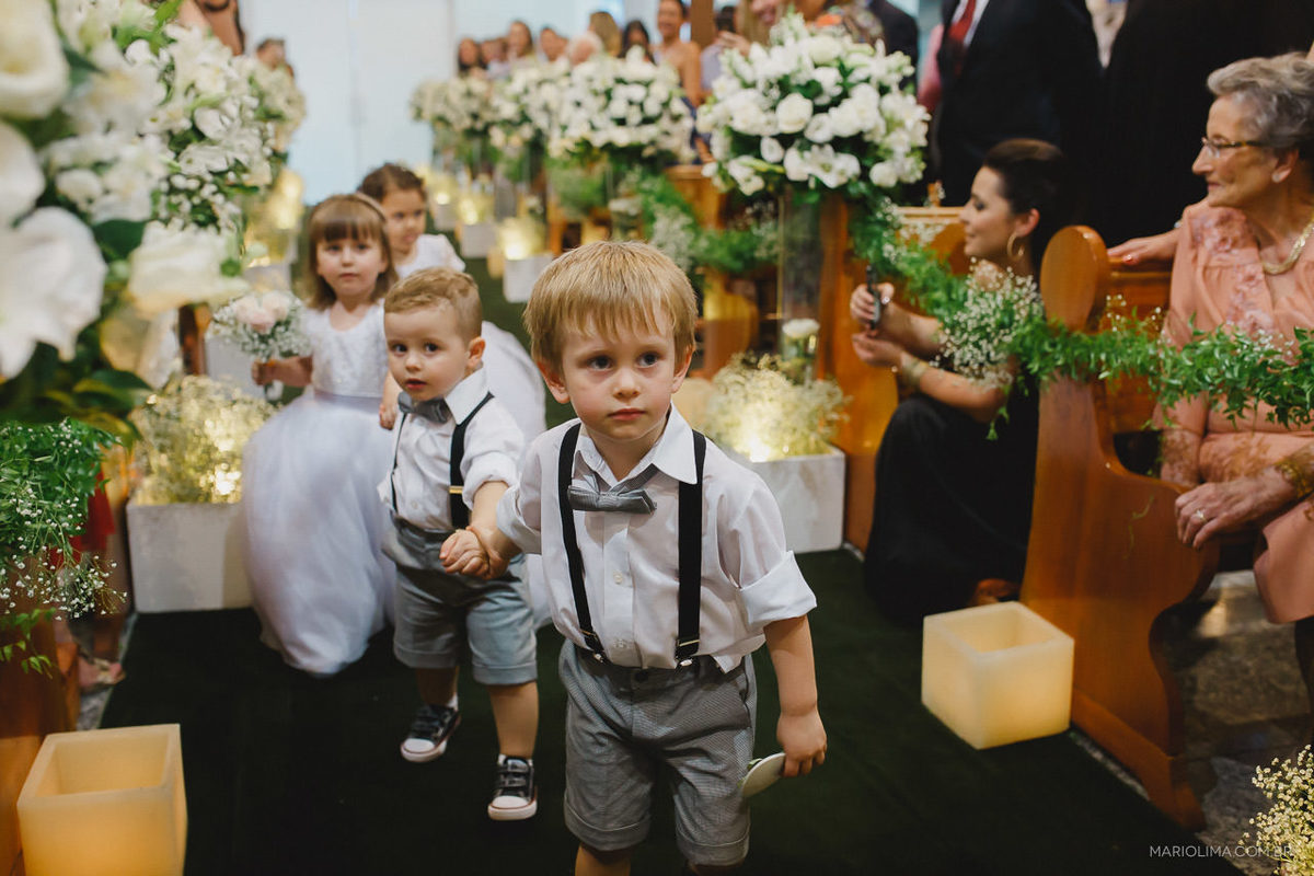 Daminhas e pajéns entrando em cerimônia de casamento na Paróquia Santo Ivo