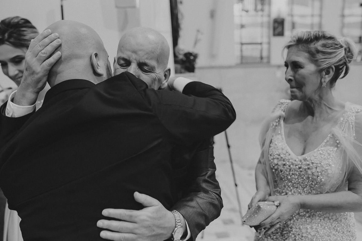 Noivo cumprimentando os pais em cerimônia de casamento na Paróquia Santo Ivo