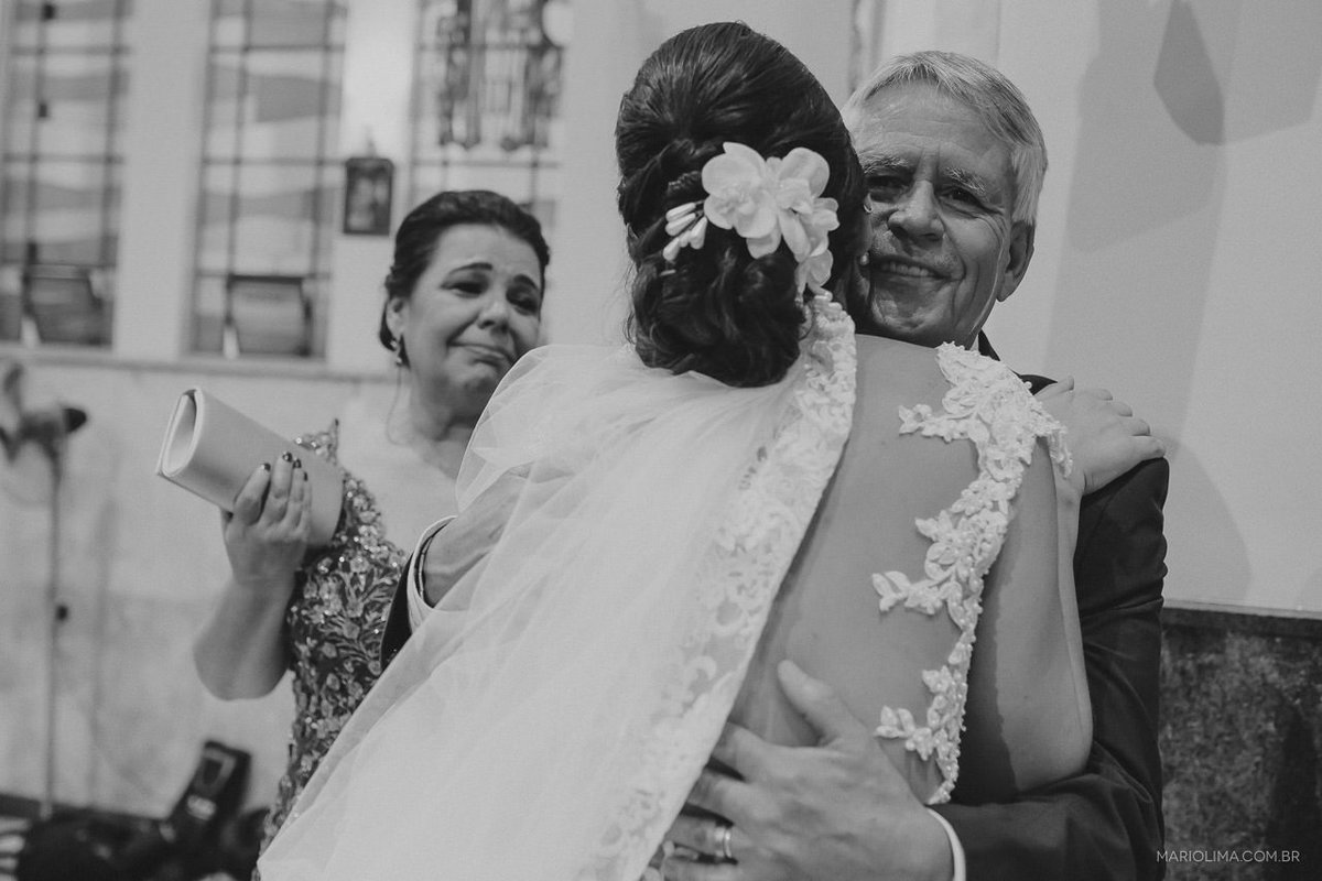 Noiva cumprimentando os pais em cerimônia de casamento na Paróquia Santo Ivo