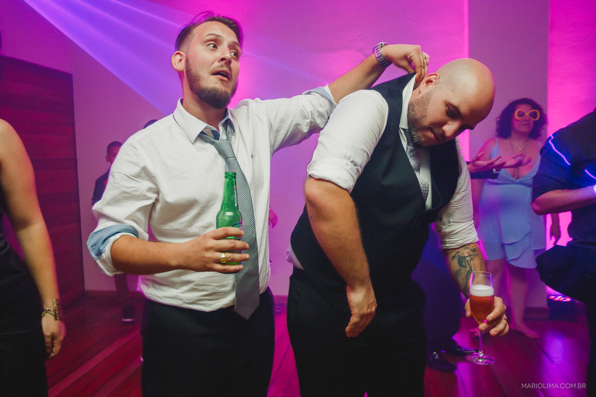 Padrinhos brincando com o noivo em festa de casamento no Restaurante Praça São Lourenço 