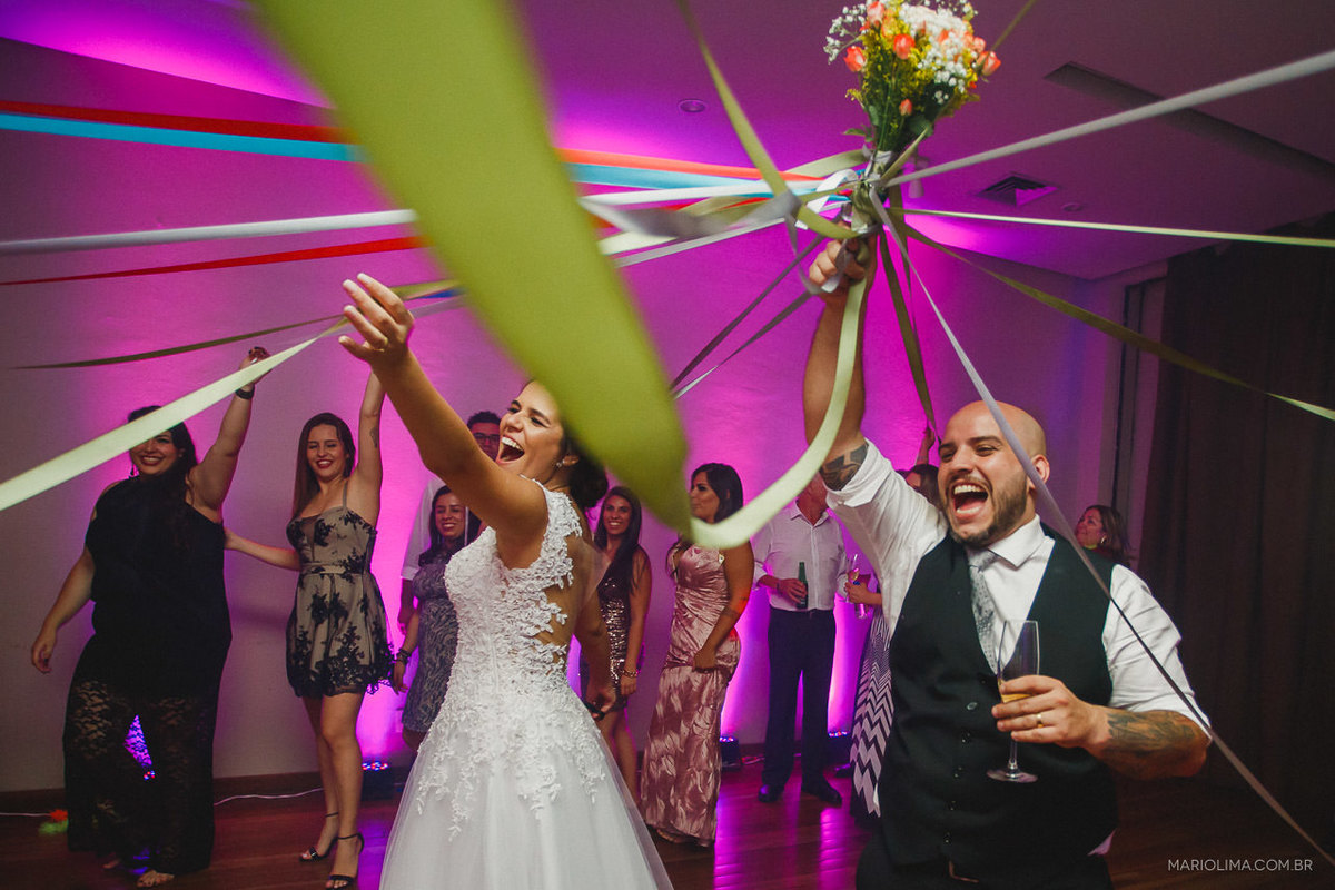 Noivo segurando bouquet da noiva em festa de casamento no Restaurante Praça São Lourenço 