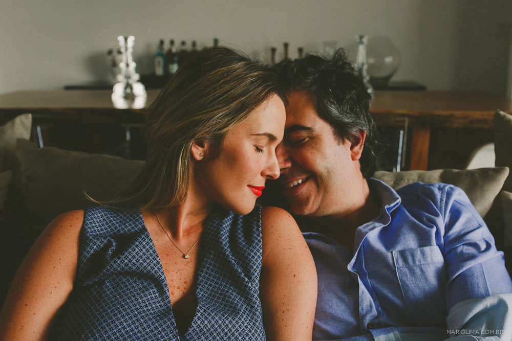 Fotografia de pais sentados no sofá