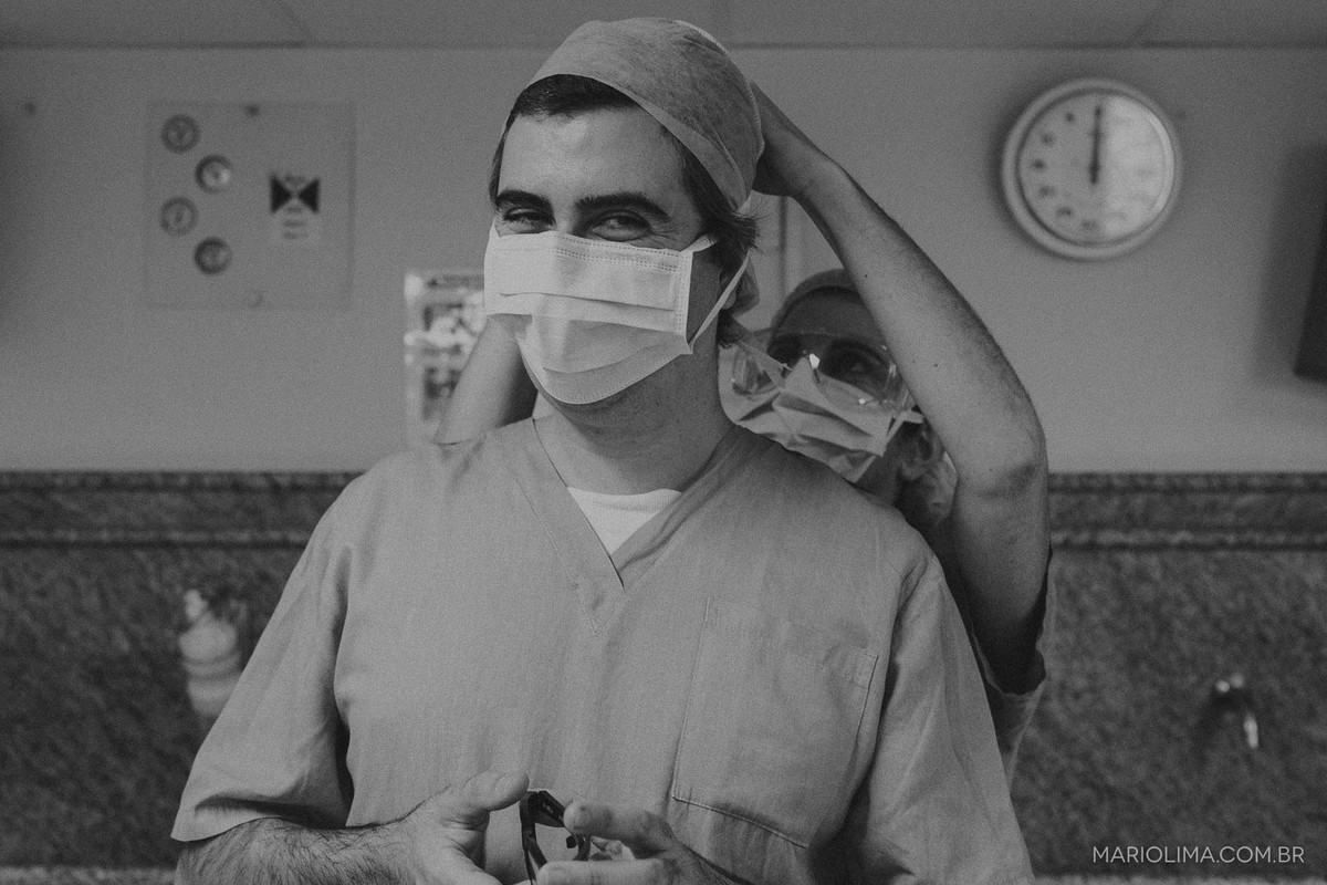 Pai colocando máscara para entrar em sala de parto 