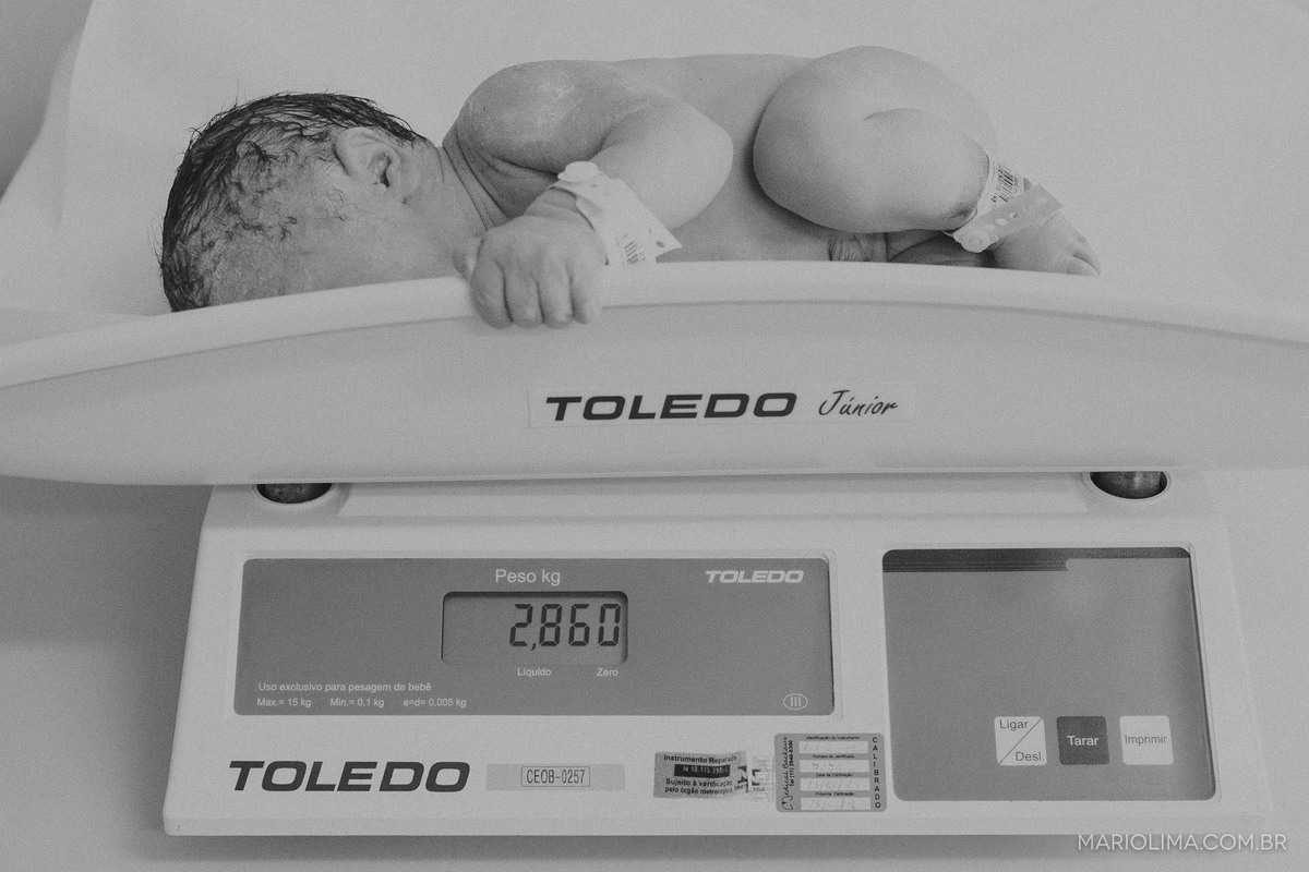 Neném na balança da sala de parto