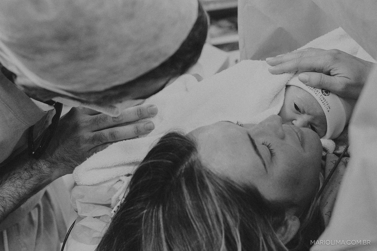 Pais com a neném recém nascida