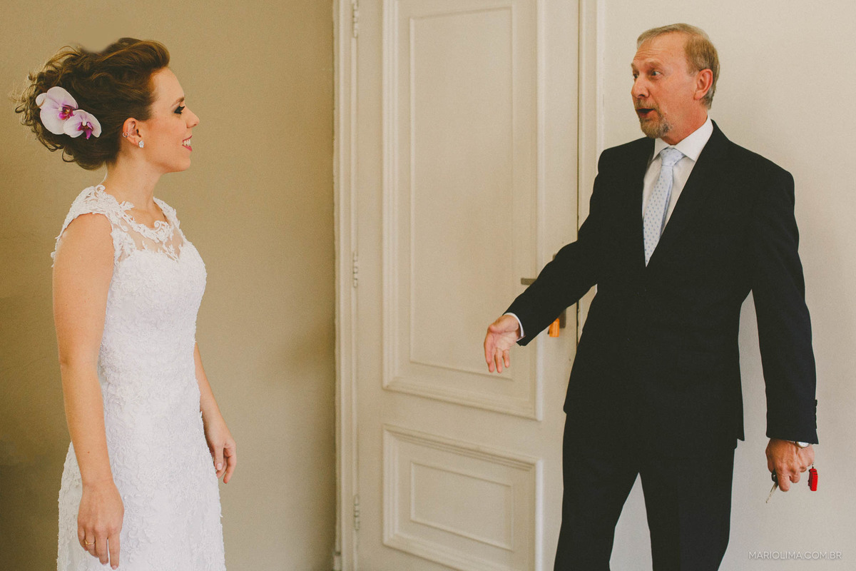 Pai surpreso ao olhar a noiva pela primeira vez